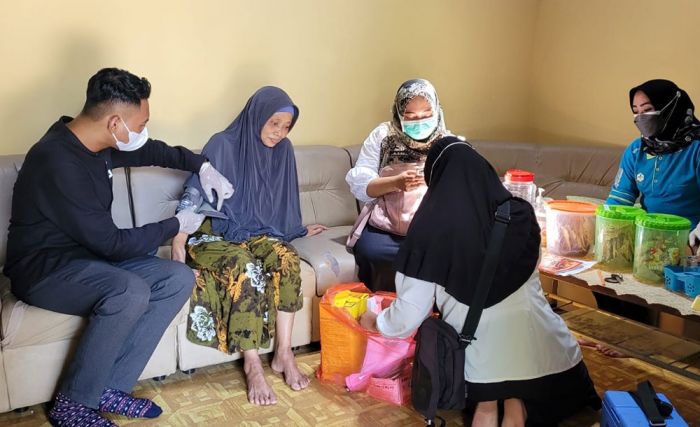 Sayangi Lansia, BLUD Puskesmas Cukir Jombang Gelar Vaksinasi Door to Door Sayangi Lansia, BLUD Puskesmas Cukir Jombang Gelar Vaksinasi Door to Door