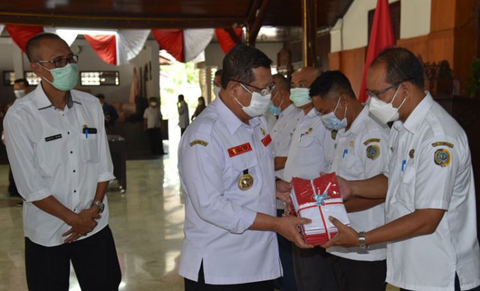 Bupati Tulungagung Bagikan 10 Ribu Bendera Merah Putih