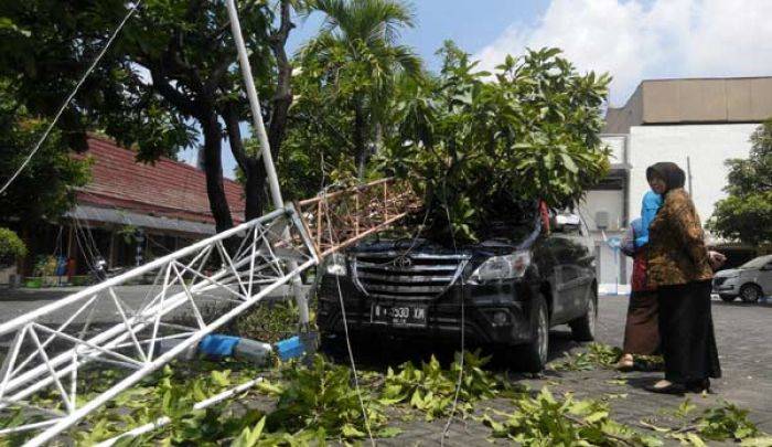 Ambruk, Tower DPRD Sidoarjo Timpa Mobil Anggota Dewan Ambruk, Tower DPRD Sidoarjo Timpa Mobil Anggota Dewan
