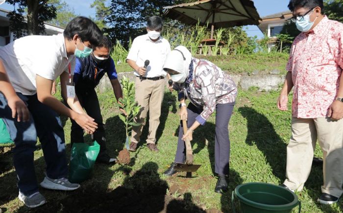 Wali Kota Dewanti Tanam 1 Nama 1 Pohon Bersama YPPII Batu