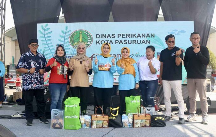 Bagikan 3.000 Porsi Ikan, Ketua Forikan Kota Pasuruan Ajak Masyarakat Gemar Makan Ikan Bagikan 3.000 Porsi Ikan, Ketua Forikan Kota Pasuruan Ajak Masyarakat Gemar Makan Ikan