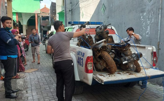Polisi Evakuasi Motor Mahasiswa Unesa Korban Banjir dan Tanah Longsor di Malang Polisi Evakuasi Motor Mahasiswa Unesa Korban Banjir dan Tanah Longsor di Malang