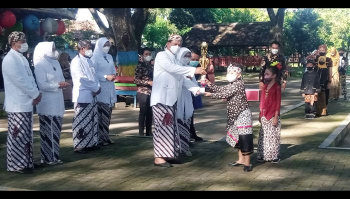 Peringati Hardiknas, Wali Kota Madiun Punya Harapan Pendidikan Bisa Pimpin Pemulihan dari Pandemi Peringati Hardiknas, Wali Kota Madiun Punya Harapan Pendidikan Bisa Pimpin Pemulihan dari Pandemi