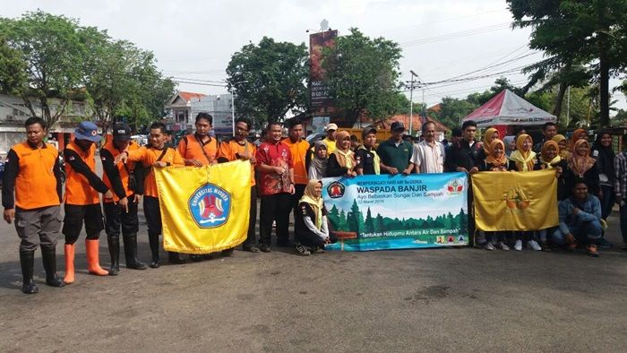 ​Atasi Banjir, Gabungan Relawan Pamekasan Gelar Bersih-bersih Sungai