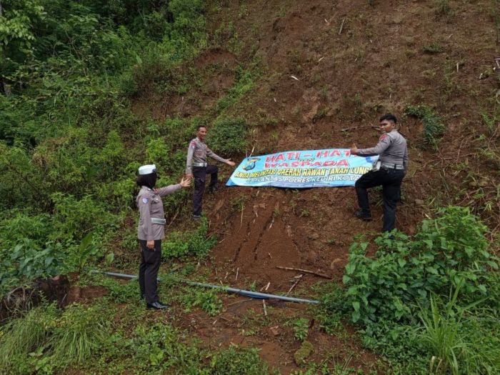Langkah Antisipasi Satlantas Polres Kediri Kota Survei Jalur Rawan Longsor di Lereng  Wilis