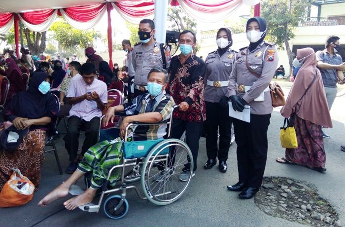 Polres Gresik Fasilitasi Vaksin Covid-19 Penyandang Disabilitas Polres Gresik Fasilitasi Vaksin Covid-19 Penyandang Disabilitas