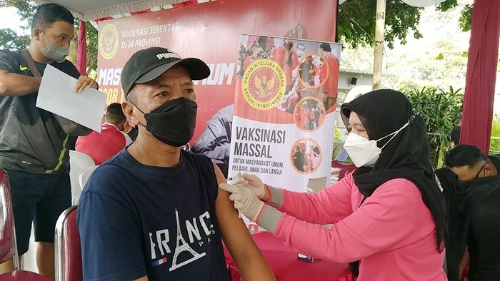 Dinkes Kediri dan Binda Jatim Gelar Vaksinasi Gratis di Kawasan Wisata Simpang Lima Gumul Dinkes Kediri dan Binda Jatim Gelar Vaksinasi Gratis di Kawasan Wisata Simpang Lima Gumul