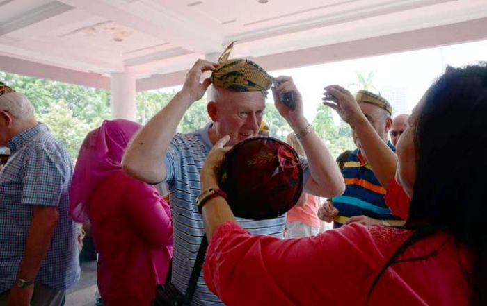 Puluhan Wisatawan Asal Amerika Berkunjung ke Balai Kota Surabaya Puluhan Wisatawan Asal Amerika Berkunjung ke Balai Kota Surabaya