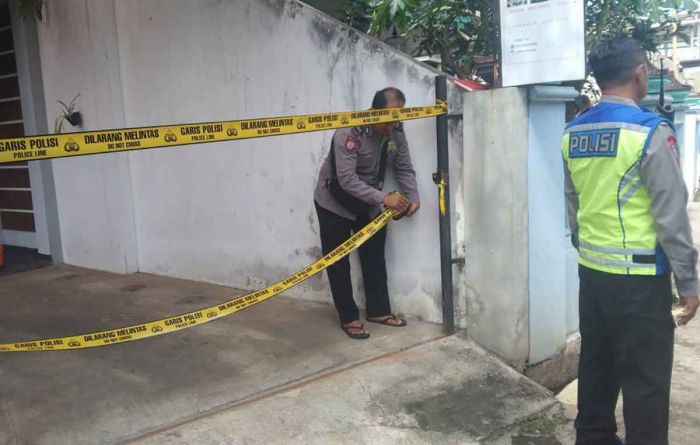 Polisi Dalami Dugaan Bunuh Diri Satu Keluarga di Pakis Malang Polisi Dalami Dugaan Bunuh Diri Satu Keluarga di Pakis Malang