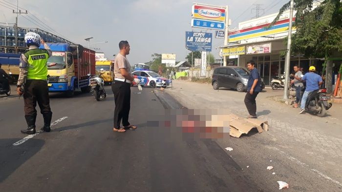 Senggol Trotoar, IRT Asal Gedeg Mojokerto Digilas Truk Kontainer