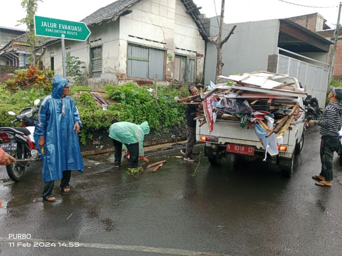 KPU, Bawaslu dan Tim Gabungan Copot APK Pemilu 2024 di Kota Batu KPU, Bawaslu dan Tim Gabungan Copot APK Pemilu 2024 di Kota Batu
