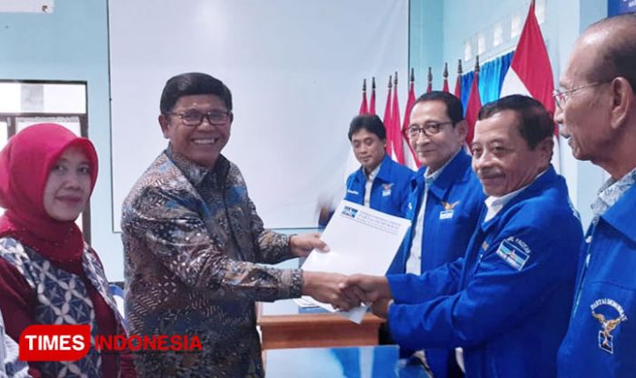 Wabup Sumbogo dan Eks Rektor Unnes Ambil Formulir Pendaftaran Bacabup Pacitan di Demokrat Wabup Sumbogo dan Eks Rektor Unnes Ambil Formulir Pendaftaran Bacabup Pacitan di Demokrat