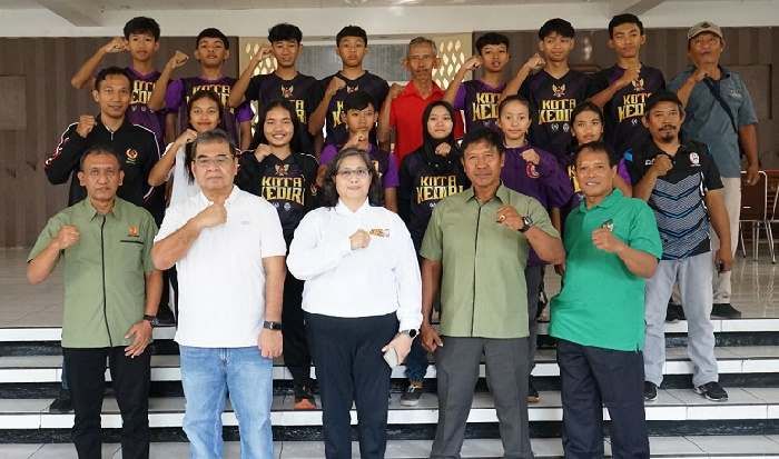 Berangkatkan Atlet Balap Sepeda Kota Kediri, Zanariah Ingatkan Sportivitas dalam Bertanding Berangkatkan Atlet Balap Sepeda Kota Kediri, Zanariah Ingatkan Sportivitas dalam Bertanding