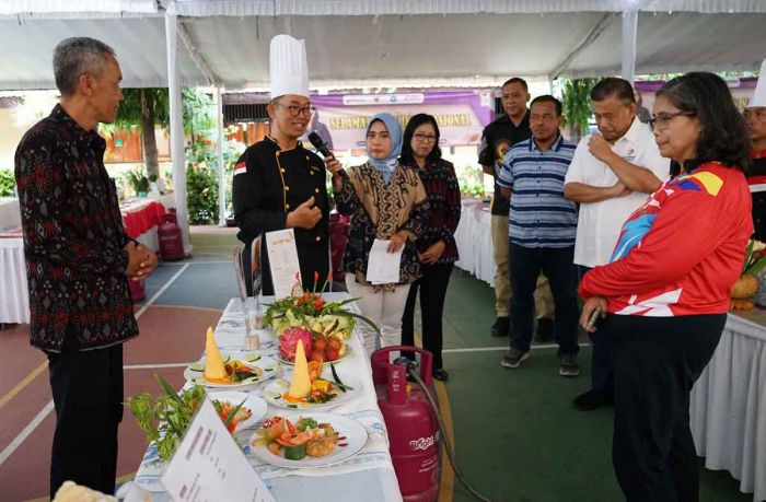 Beri Hadiah ke Pemenang Lomba Masak, Pj Wali Kota Kediri Harap Angka Konsumsi Ikan Terdongkrak Beri Hadiah ke Pemenang Lomba Masak, Pj Wali Kota Kediri Harap Angka Konsumsi Ikan Terdongkrak