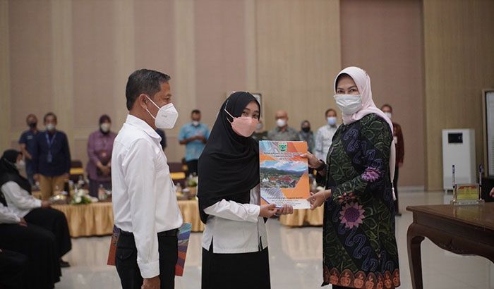 Wali Kota Batu Serahkan 34 SK Pengangkatan PPPK Guru Tahap 2 Wali Kota Batu Serahkan 34 SK Pengangkatan PPPK Guru Tahap 2