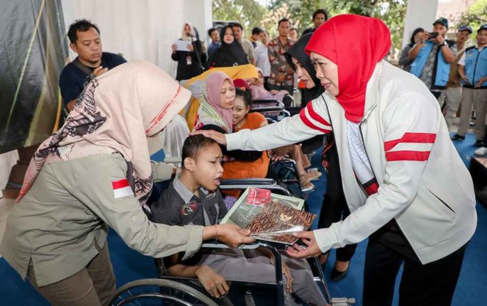 Gubernur Khofifah Serahkan Bansos dan Zakat Produktif di Kabupaten Mojokerto