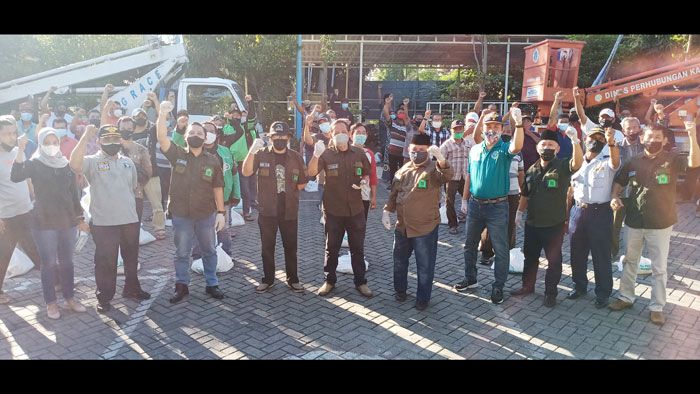 IWNU dan LAZISNU Gresik Gandeng Dishub Bagikan 200 Paket Sembako ke Sopir Angkot, Ojol, dan PKL IWNU dan LAZISNU Gresik Gandeng Dishub Bagikan 200 Paket Sembako ke Sopir Angkot, Ojol, dan PKL