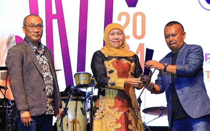 PWI Jatim Nobatkan Gubernur Khofifah Sebagai Tokoh Nasional Peduli Ekonomi Kerakyatan PWI Jatim Nobatkan Gubernur Khofifah Sebagai Tokoh Nasional Peduli Ekonomi Kerakyatan