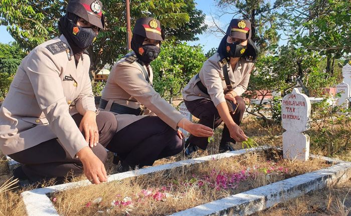 Jelang HUT ke-73 Polwan, Polwan Polres Kediri Kota Ziarah Ke Makam Pahlawan Jelang HUT ke-73 Polwan, Polwan Polres Kediri Kota Ziarah Ke Makam Pahlawan