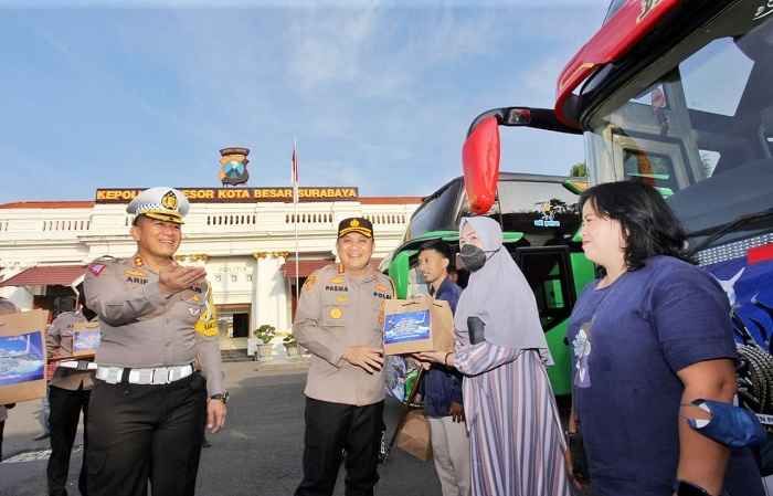 Kapolrestabes Surabaya Lepas 2 Bus Balik Mudik ke Jakarta