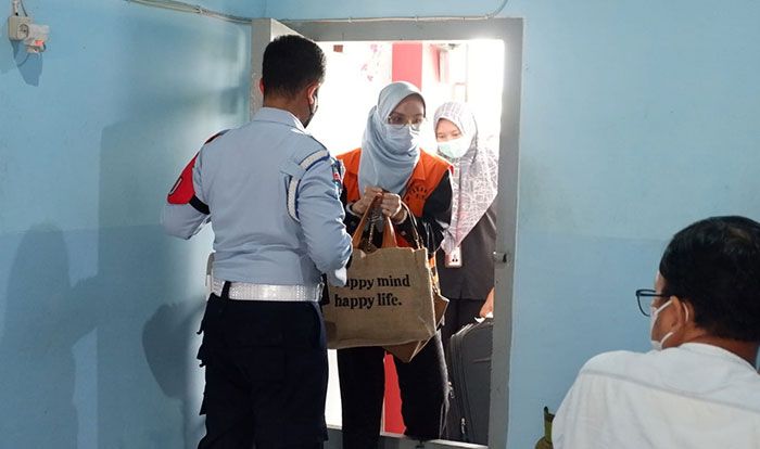 Ditahan di Rutan Perempuan Surabaya, Bupati Probolinggo Nonaktif Wajib Berjemur Setiap Hari Ditahan di Rutan Perempuan Surabaya, Bupati Probolinggo Nonaktif Wajib Berjemur Setiap Hari