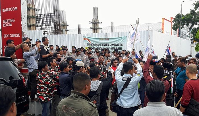LMP dan Kobra Tuntut Hotel Front One Pamekasan Ditutup LMP dan Kobra Tuntut Hotel Front One Pamekasan Ditutup