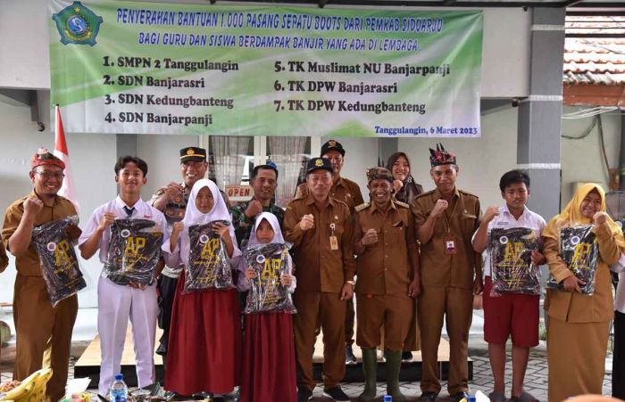 Siswa dan Guru Terdampak Banjir di Sidoarjo Terima Bantuan 1.000 Sepatu Boots