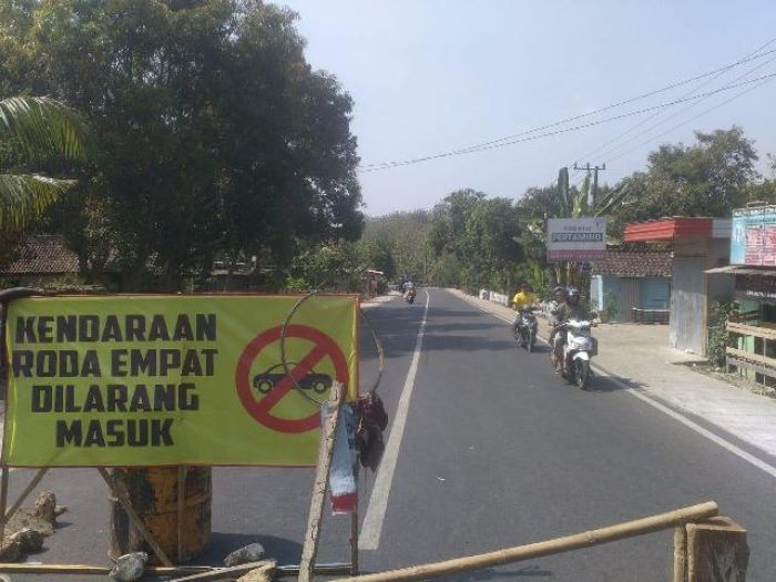 Pondasi Jembatan Ngabungan Retak, Jalur Bojonegoro-Jatirogo Ditutup Bagi Kendaraan Roda 4 Pondasi Jembatan Ngabungan Retak, Jalur Bojonegoro-Jatirogo Ditutup Bagi Kendaraan Roda 4