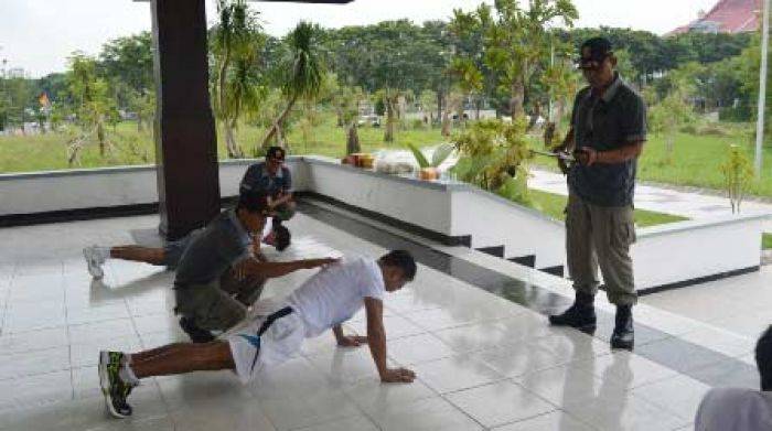 Peserta Personel Bantu Satpol Gresik Jalani Tes Fisik