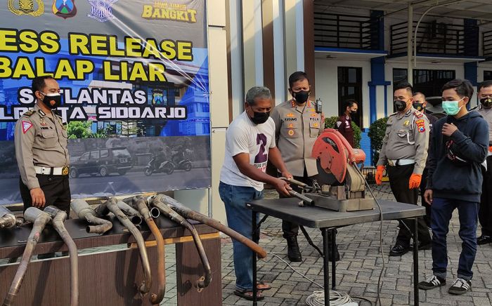 Puluhan Knalpot Brong Hasil Razia Balap Liar di Sidoarjo Dihancurkan Puluhan Knalpot Brong Hasil Razia Balap Liar di Sidoarjo Dihancurkan