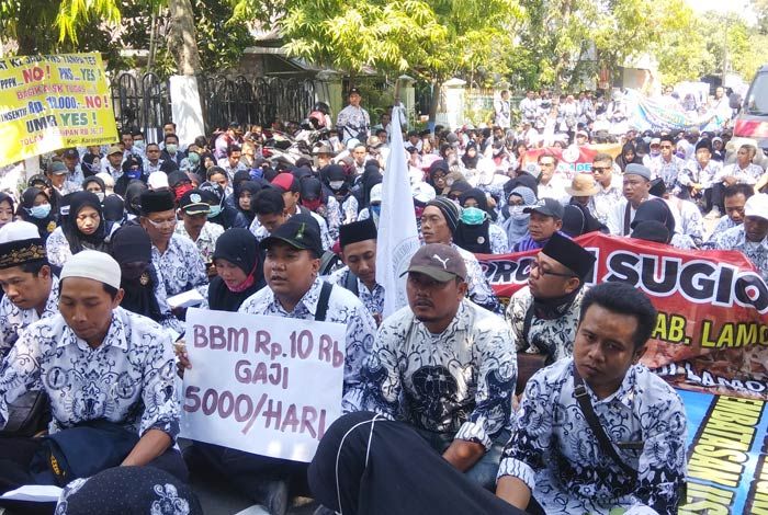 Ratusan GTT dan PTT Lamongan Demo Tuntut Kesejahteraan 