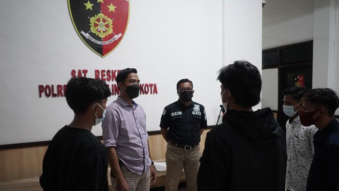 Pelempar Bondet di Probolinggo yang Viral Diringkus Petugas Pelempar Bondet di Probolinggo yang Viral Diringkus Petugas