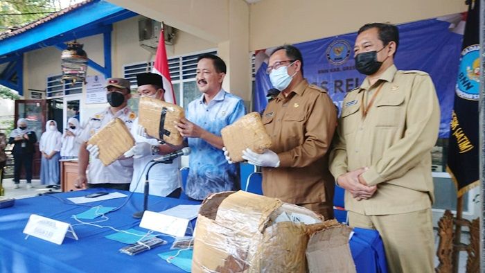 BNNK Gresik Gagalkan Pengiriman 3 Kg Ganja di Desa Petiyen Tunggal BNNK Gresik Gagalkan Pengiriman 3 Kg Ganja di Desa Petiyen Tunggal