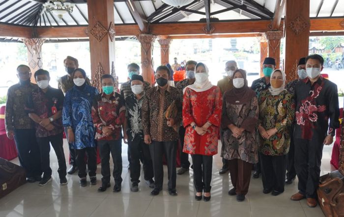 Wali Kota Dewanti Kukuhkan Dewan Pendidikan Kota Batu Periode 2021-2026 Wali Kota Dewanti Kukuhkan Dewan Pendidikan Kota Batu Periode 2021-2026
