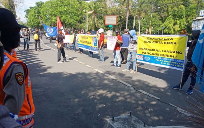THR Belum Dibayar, Buruh Pabrik PT SGS Jombang Unjuk Rasa THR Belum Dibayar, Buruh Pabrik PT SGS Jombang Unjuk Rasa