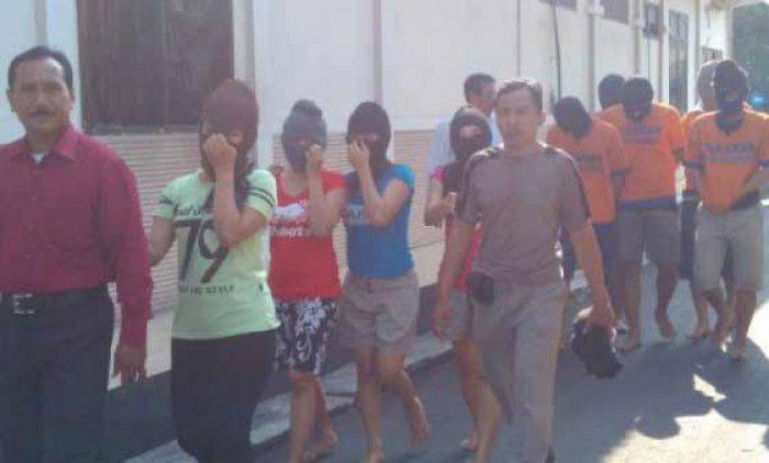 Ditemani 4 Wanita, 5 Makelar Tanah di Sidoarjo Pesta SS Ditemani 4 Wanita, 5 Makelar Tanah di Sidoarjo Pesta SS