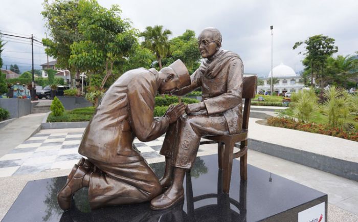 Patung Bung Karno dan Ibundanya Senilai Rp 1,5 Miliar Hadir di Balai Kota Batu Patung Bung Karno dan Ibundanya Senilai Rp 1,5 Miliar Hadir di Balai Kota Batu