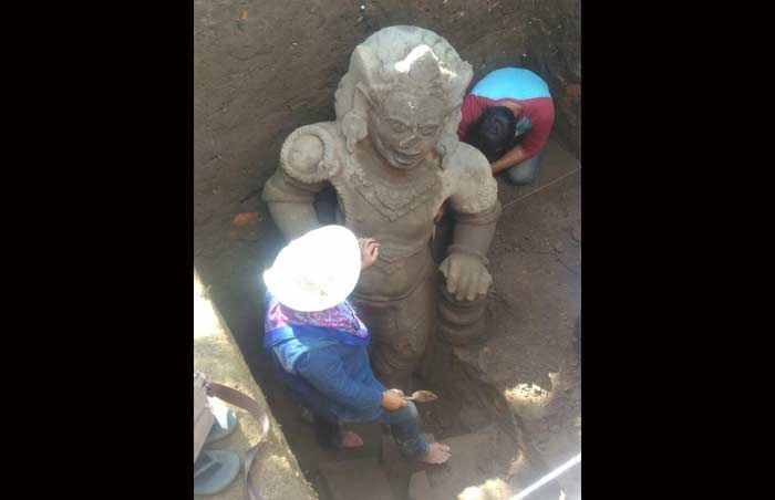 Ada Arca Dwarapala Peninggalan Kerajaan Kediri di Desa Adan-adan Ada Arca Dwarapala Peninggalan Kerajaan Kediri di Desa Adan-adan