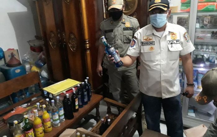 Kelabuhi Petugas, Pelaku Simpan Puluhan Botol Miras di Bawah Kasur Kelabuhi Petugas, Pelaku Simpan Puluhan Botol Miras di Bawah Kasur