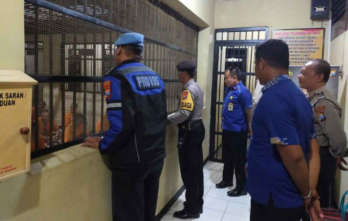 Propam Polres Ngawi Cek Ruang Tahanan Secara Rutin Propam Polres Ngawi Cek Ruang Tahanan Secara Rutin