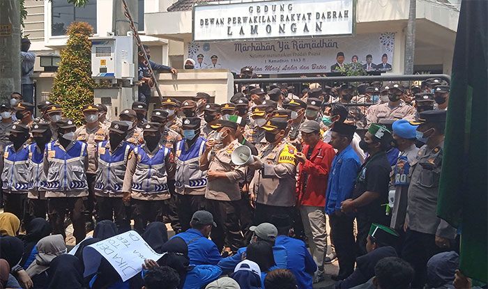 Tolak Perpanjangan Jabatan Presiden, Ratusan Mahasiswa di Lamongan Demo Tolak Perpanjangan Jabatan Presiden, Ratusan Mahasiswa di Lamongan Demo