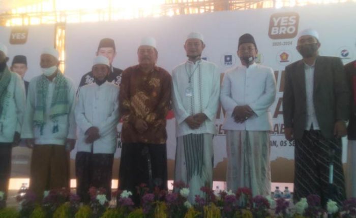 Sebut Bupati Farid, Kiai Abdul Ghofur Doakan Yuhronur Efendi-Abdul Rouf: Santri Harus Ikut Kiai Sebut Bupati Farid, Kiai Abdul Ghofur Doakan Yuhronur Efendi-Abdul Rouf: Santri Harus Ikut Kiai