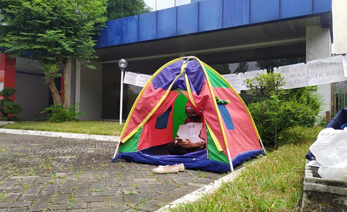 Demi Anak Bisa Sekolah, Seorang Ibu di Jombang Dirikan Tenda di Depan Kantor Bumiputera Demi Anak Bisa Sekolah, Seorang Ibu di Jombang Dirikan Tenda di Depan Kantor Bumiputera