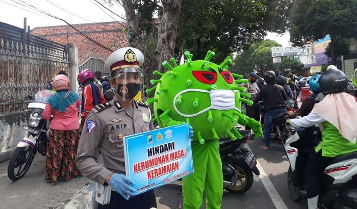 ​Badut Corona Ikut Operasi Patuh Semeru di Jombang