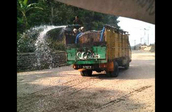Dinas PU dan Binamarga Pemprov Jatim Lakukan Penyiraman Badan Jalan Dinas PU dan Binamarga Pemprov Jatim Lakukan Penyiraman Badan Jalan