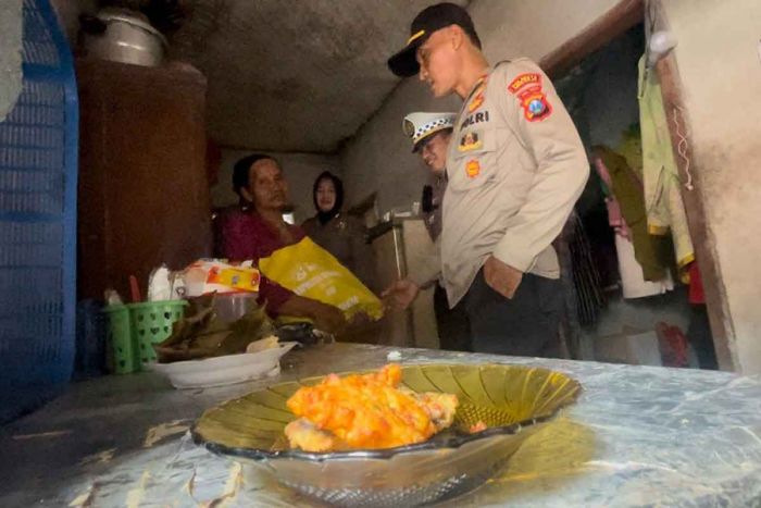 Patroli Sobo Deso, Polsek Wonoayu Berikan Bantuan kepada Lansia di Sidoarjo