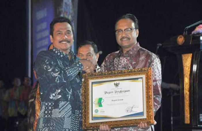 Bupati Sambari Dinobatkan sebagai Pembina K3 Terbaik se-Jatim Bupati Sambari Dinobatkan sebagai Pembina K3 Terbaik se-Jatim