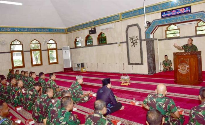Prajurit Koarmada II Dapat Siraman Rohani Tentang Kiat-kiat Hidup Bahagia dalam Berumah Tangga Prajurit Koarmada II Dapat Siraman Rohani Tentang Kiat-kiat Hidup Bahagia dalam Berumah Tangga