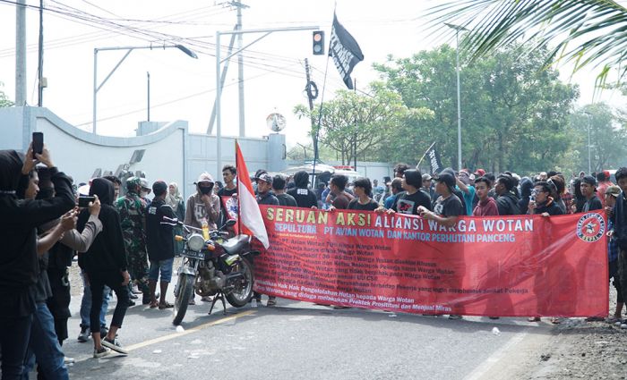 Blokir Jalan Pantura, Ratusan Warga Wotan Gresik Tuntut PT Avia Avian Penuhi 9 Tuntutan