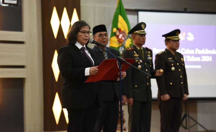 Zanariah Kukuhkan Anggota Paskibraka Kota Kediri Tahun 2024 Zanariah Kukuhkan Anggota Paskibraka Kota Kediri Tahun 2024